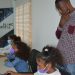 L'un des enfants du club numérique de Blanc Cristal en plein apprentissage à son siège