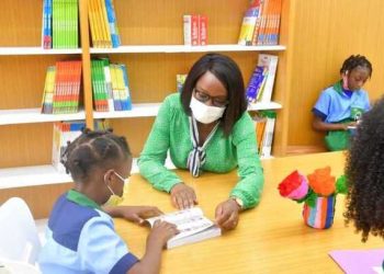La Fondation Sylvia Bongo Ondimba (FSBO) a offert 2000 livres au Complexe scolaire Béret Vert