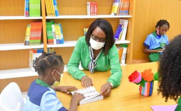 La Fondation Sylvia Bongo Ondimba (FSBO) a offert 2000 livres au Complexe scolaire Béret Vert