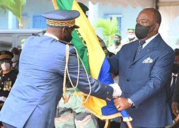 Le président Ali Bongo Ondimba et le nouveau Chef d’état-major des forces armées gabonaises (FAG), le Général Yves Ditengou passe le témoin aussi à son successeur