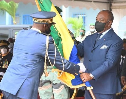 Le président Ali Bongo Ondimba et le nouveau Chef d’état-major des forces armées gabonaises (FAG), le Général Yves Ditengou passe le témoin aussi à son successeur