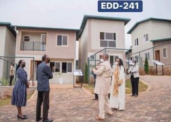 Souleman Liban, ancien collaborateur d'Ali Bongo Ondimba va livrer 2200 logements à Kigali au Rwanda, ici les responsables de ADHI et le président Paul kagame assisté par son épouse