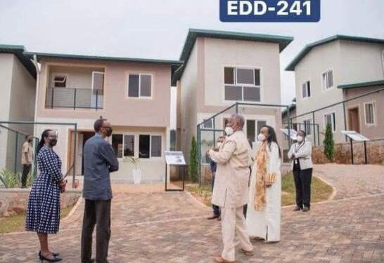 Souleman Liban, ancien collaborateur d'Ali Bongo Ondimba va livrer 2200 logements à Kigali au Rwanda, ici les responsables de ADHI et le président Paul kagame assisté par son épouse