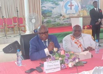 Le président du PSD Pierre-Claver Maganga Moussavou à gauche et l'évêque Ernest Mindzoudi lors de l'exposé sur la Provincialisation devant les hommes d'église