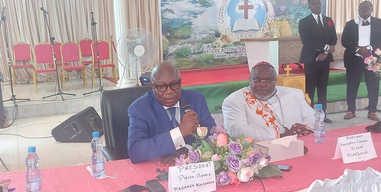 Le président du PSD Pierre-Claver Maganga Moussavou à gauche et l'évêque Ernest Mindzoudi lors de l'exposé sur la Provincialisation devant les hommes d'église