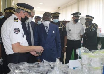 Le ministre de l'Interieur qui reçoit le don de matériel de la France pour le Laboratoire de Police Technique et Scientifique