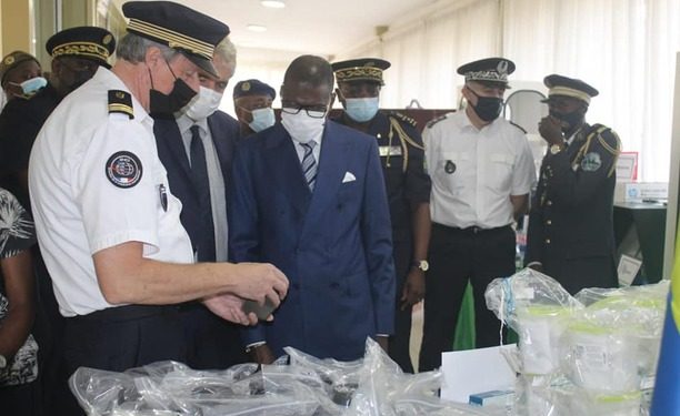 Le ministre de l'Interieur qui reçoit le don de matériel de la France pour le Laboratoire de Police Technique et Scientifique