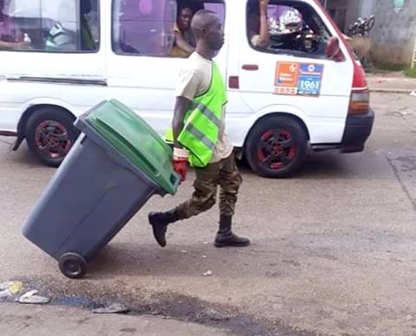 Un militaire des Forces Armées gabonaises devenu un des éboueurs désignés par les autorités de Libreville