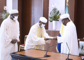 Les frères musulmans de El Hadj Ali Bongo lui remettent le rapport du 4e congrès du CSAIG