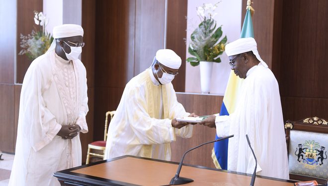 Les frères musulmans de El Hadj Ali Bongo lui remettent le rapport du 4e congrès du CSAIG