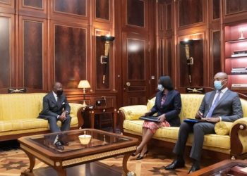 Le gouvernement du Gabon doit rendre des comptes pour les 200 milliards de FCFA reçus de l'institution, ici Ali Bongo, Ossouka Raponda et le ministre de la Santé