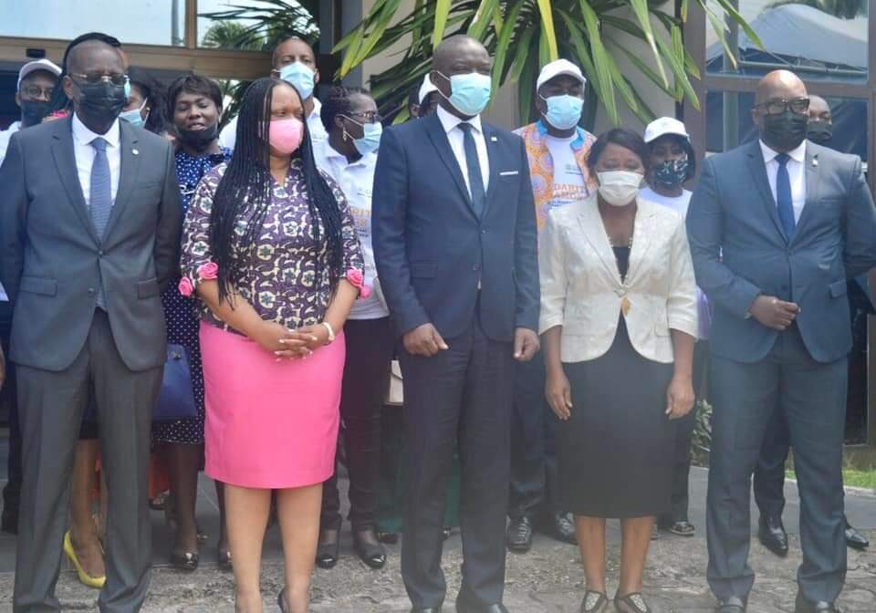 Photo de famille des responsables de la CNAMGS et du centre de rééducation Mot à Mot 