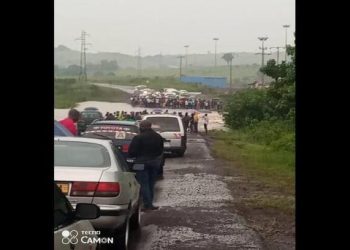 Les véhicules stationnés sur la voie Franceville-Moanda coupée en deux