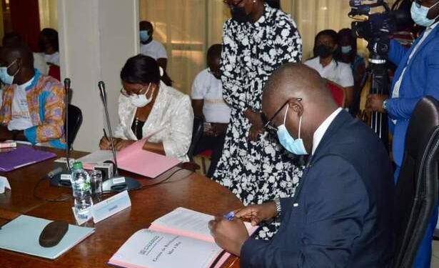 Moments de signature entre la directrice du centre de rééducation Mot à Mot, Monique Mozogo et le directeur général de la CNAMGS, Séverin Maxime Anguile
