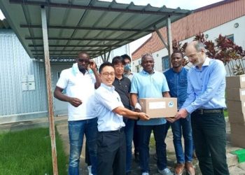 Remise des équipements médicaux aux responsables du projet SYMAV de la part de la JICA