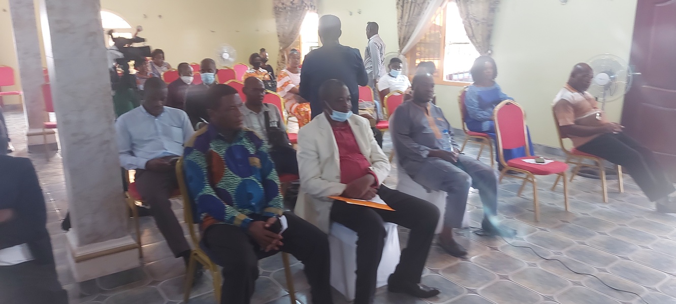 Vue partielle des hommes d'église et des journalistes venus écouter l'exposé sur la Provincialisation