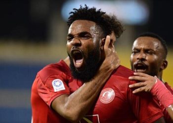Aaron Boupendza qui marque son doublé pour Al-Arabi SC célèbre son deuxième but