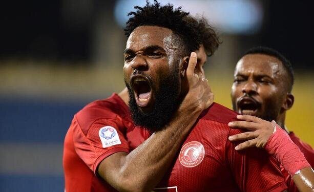 Aaron Boupendza qui marque son doublé pour Al-Arabi SC célèbre son deuxième but