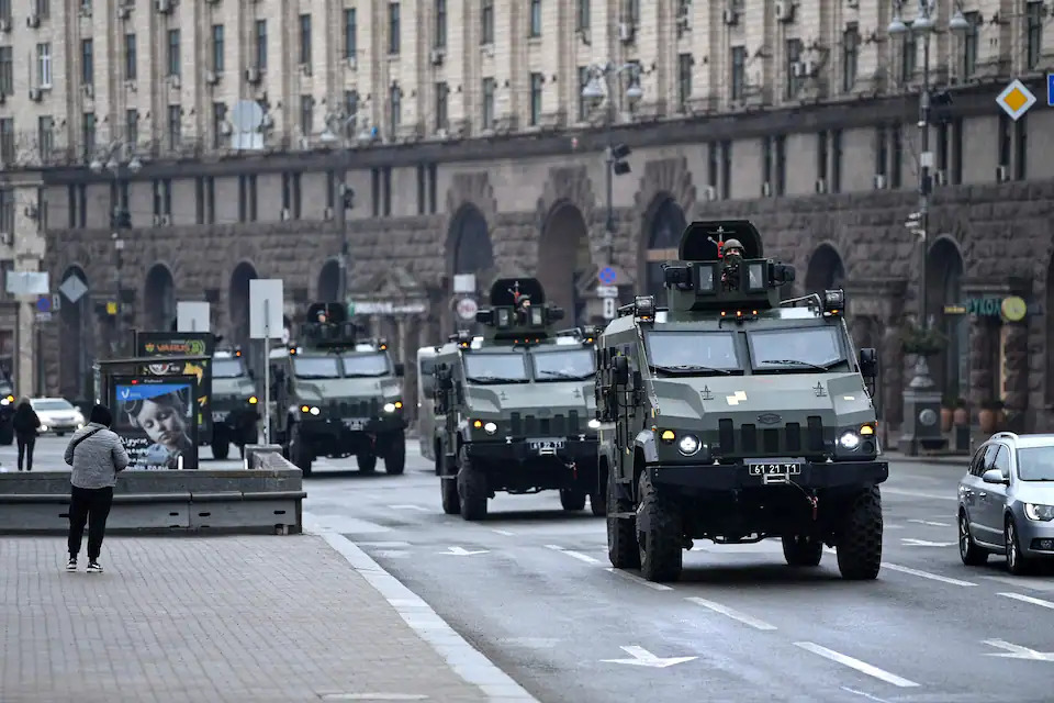 Des véhicules de l'armée Ukrainienne dans Kiev après la déclaration de guerre de la Russie 