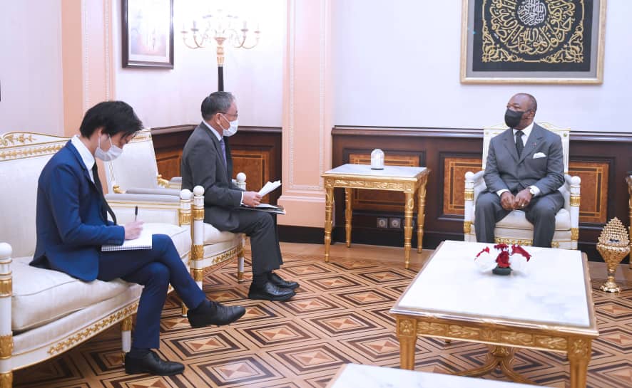 Le Président de la République Ali Bongo Ondimba devisant avec l'ambassadeur du Japon au Gabon S.E.M Shuji Nogushi 