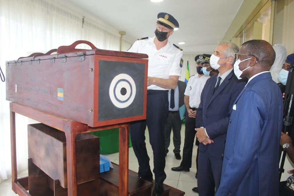Un officier français faisant une présentation au Ministre de l'Interieur Lambert-Noël Matha du don d'équipements au laboratoire de la Police Technique et Scientifique 