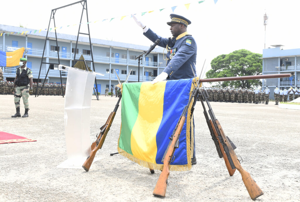 Le nouveau chef d'état-major des Forces Armées gabonaises Jean Martin Ossima prêtant serment 