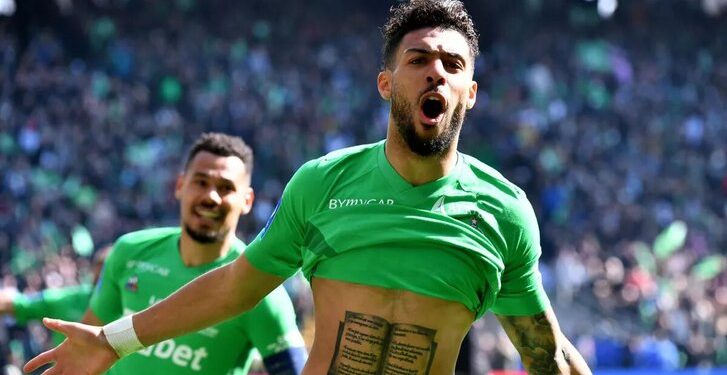 Denis Bouanga sauve l'AS Saint-Étienne en marquant l'unique but de son équipe