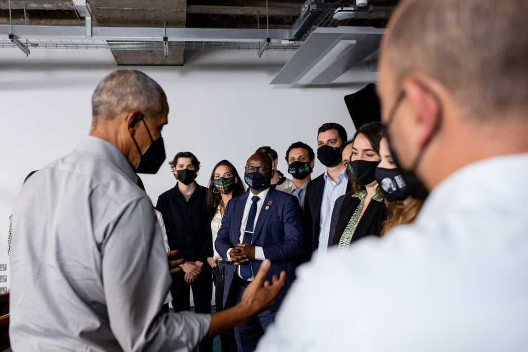 Elvis Ossindji ici avec le Président Barack Obama et d'autres leaders mondiaux en 2021 à la Cop26