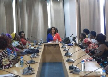 La Coordinatrice de la Cellule Genre et Handicap Virginie Mounanga au fond de la table avec les femmes handipreneures à la quête de l'autonomie réelle