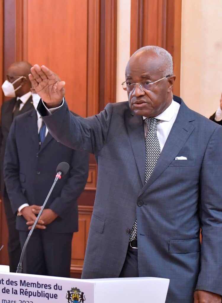 Jean Eyeghe Ndong, adversaire politique d'Ali Bongo de près de 12 ans prêtant serment devant lui