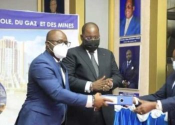 Le ministre sortant Vincent de Paul Massassa remettant les documents symboliquement au promu Elvis Ossindji qui se positionne désormais au sommet du ministère des Mines