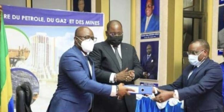 Le ministre sortant Vincent de Paul Massassa remettant les documents symboliquement au promu Elvis Ossindji qui se positionne désormais au sommet du ministère des Mines