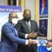 Le ministre sortant Vincent de Paul Massassa remettant les documents symboliquement au promu Elvis Ossindji qui se positionne désormais au sommet du ministère des Mines
