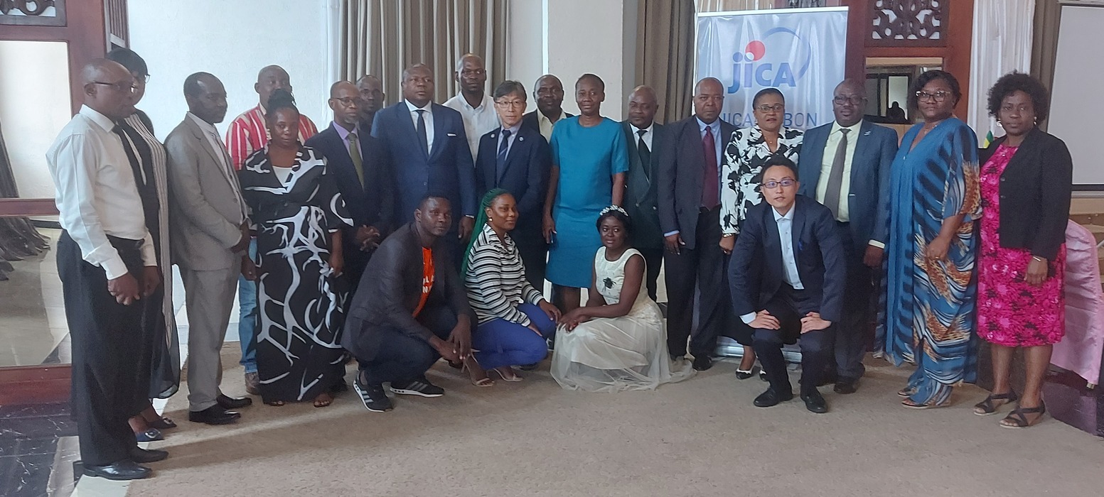 Photo de famille des participants à l'atelier Bilan et Perspectives du projet PROCOBHA de la JICA 