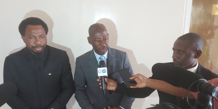 Le RPG consulte l'OCP, Max Alexandre Ngoua (à gauche) Laurent Angue Mezui après leur rencontre