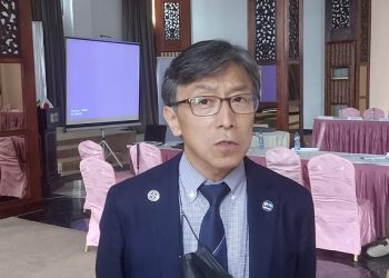 Umemoto Shinji, le représentant résident de la JICA résumant le bilan et les perspectives du projet PROCOBHA devant la presse