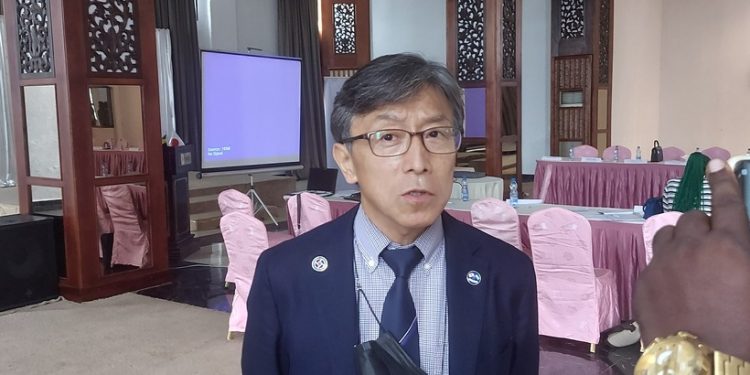 Umemoto Shinji, le représentant résident de la JICA résumant le bilan et les perspectives du projet PROCOBHA devant la presse
