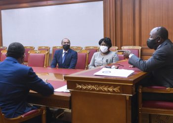 Le président Ali Bongo a reçu Marie-Françoise Dikoumba Gouverneur de l'Estuaire Igor Nyambie Simard, DG de GZES sur l'extension de l'ADL
