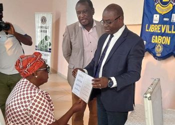 Le DG de la Setrag lors du lancement des consultations ophtalmologiques pour une bonne santé des yeux à Ntoum