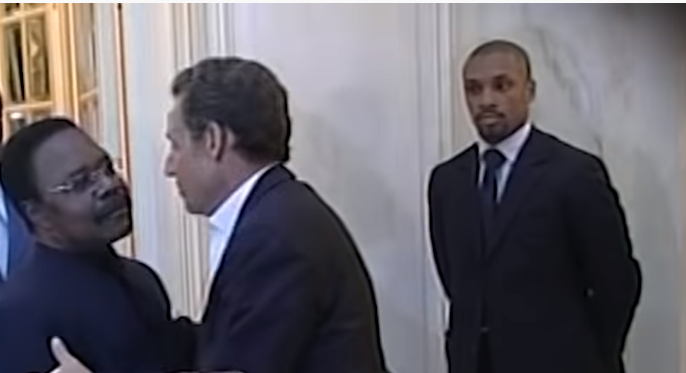 Extrême droite Frédéric Bongo Ondimba veillant sur son ancien chef de père Président Omar Bongo Ondimba ici avec Nicolas Sarkozy 