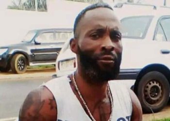 Le fugitif cruel, Éric qui a percé les yeux de sa concubine et lui a coupé l'oreille mis aux arrêts à Bitam