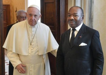Le président Ali Bongo Ondimba et le Pape François après leur entretien au Vatican