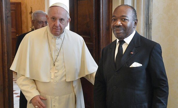 Le président Ali Bongo Ondimba et le Pape François après leur entretien au Vatican