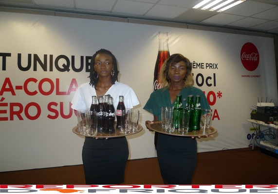Des Gabonaises contribuant à la campagne mortelle de la Sobraga en servant le Coca-Cola et les autres boissons