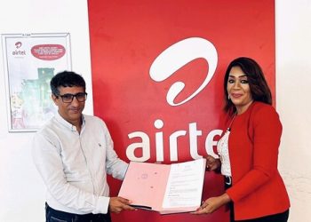 Kamal Okba, le directeur général d'Airtel Gabon et Virginie Mounanga de Blanc Cristal présentant la convention de partenariat signée pour le soutien du CNTN