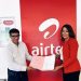 Kamal Okba, le directeur général d'Airtel Gabon et Virginie Mounanga de Blanc Cristal présentant la convention de partenariat signée pour le soutien du CNTN