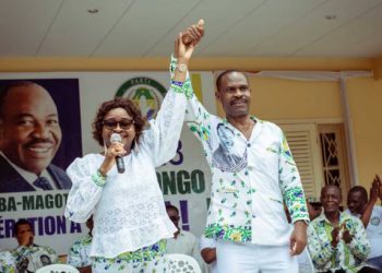 Yolande Nyonda, à gauche, présentant Frédéric Massavala, implore Ali Bongo Ondimba à être candidat en 2023