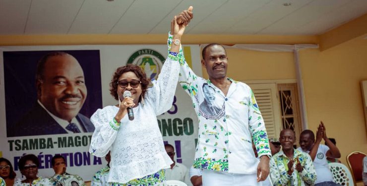 Yolande Nyonda, à gauche, présentant Frédéric Massavala, implore Ali Bongo Ondimba à être candidat en 2023