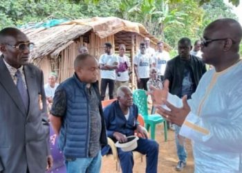 Le ministre Ossindji avec les populations des zones d'exploitation d'or dans le Haut-Ogooué