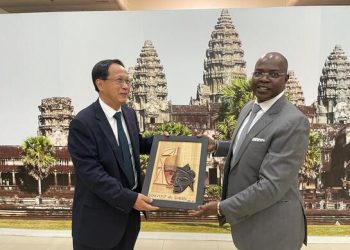 Pan Sorasak, le ministre cambodgien du Commerce invité à Libreville, ici avec son homologue gabonais Yves Fernand Manfoumbi
